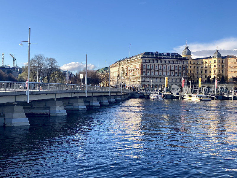 瑞典-斯德哥尔摩-从Gamla Stan(老城区)俯瞰Strömkajen码头和Strömbron大桥